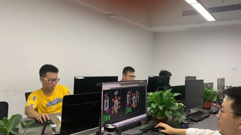 向奮戰(zhàn)在一線加班加點(diǎn)的同事們致敬！