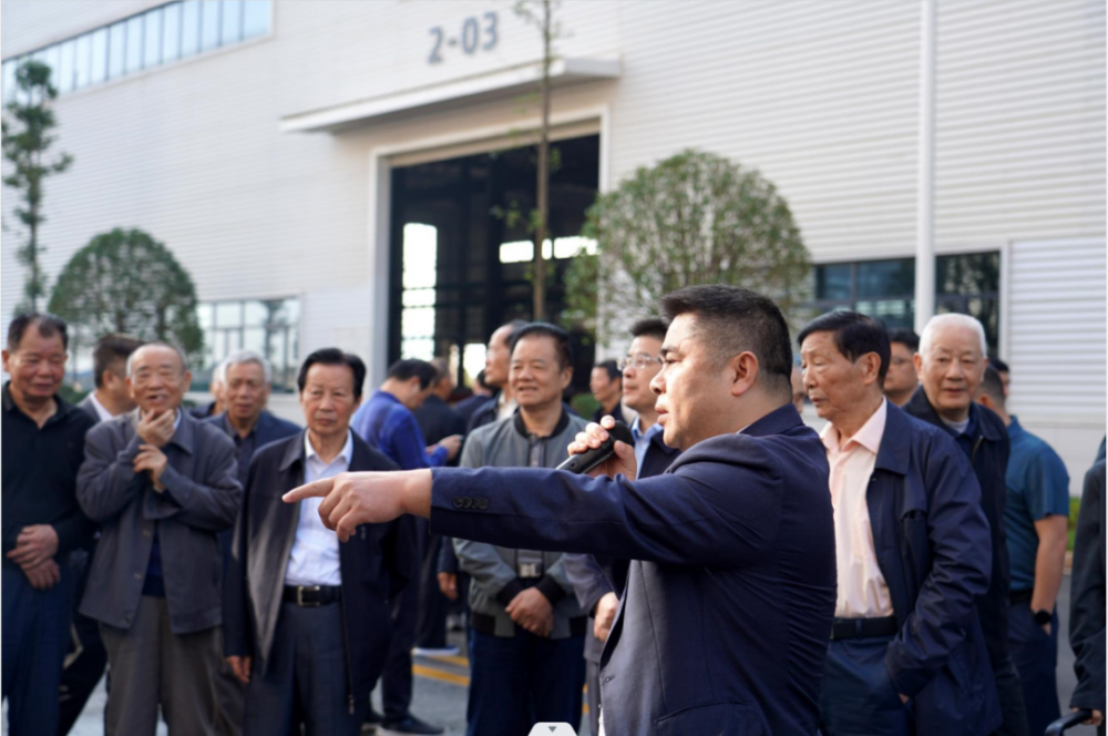重陽登佳境  鑫悅賞時光—— 近百名離退休老干部參觀考察鑫政新能源產業園